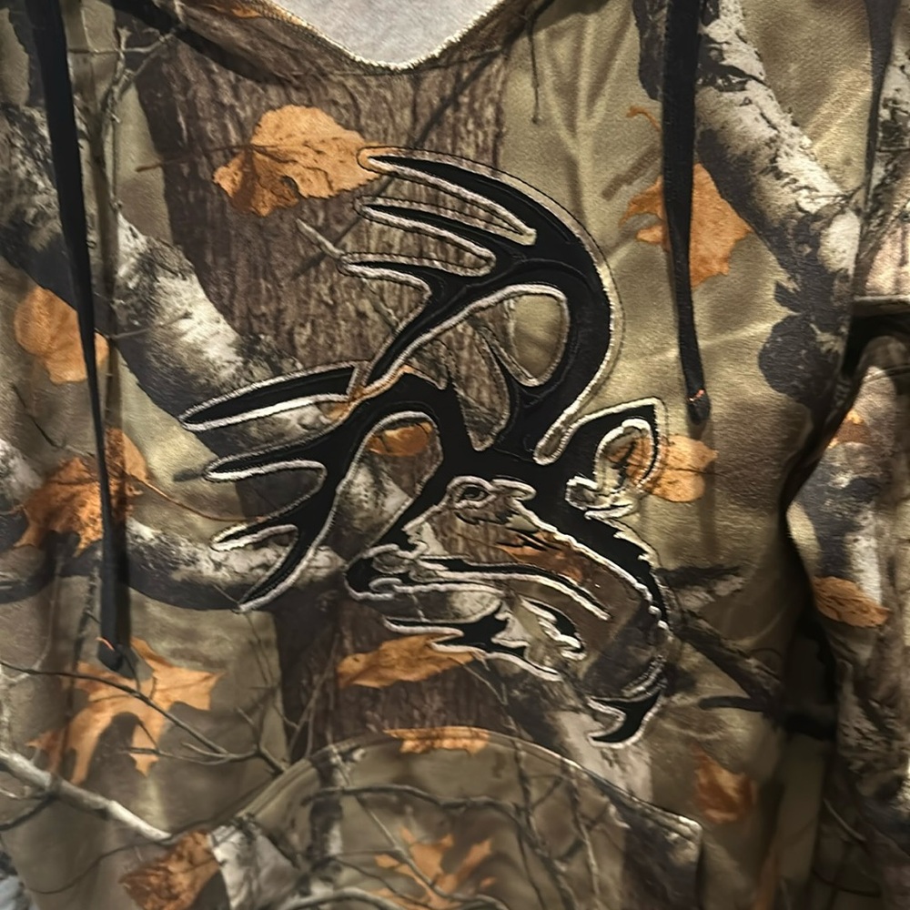 Legendary whitetails hooded camo sweatshirt.  Men’s Size L - Picture 2 of 4